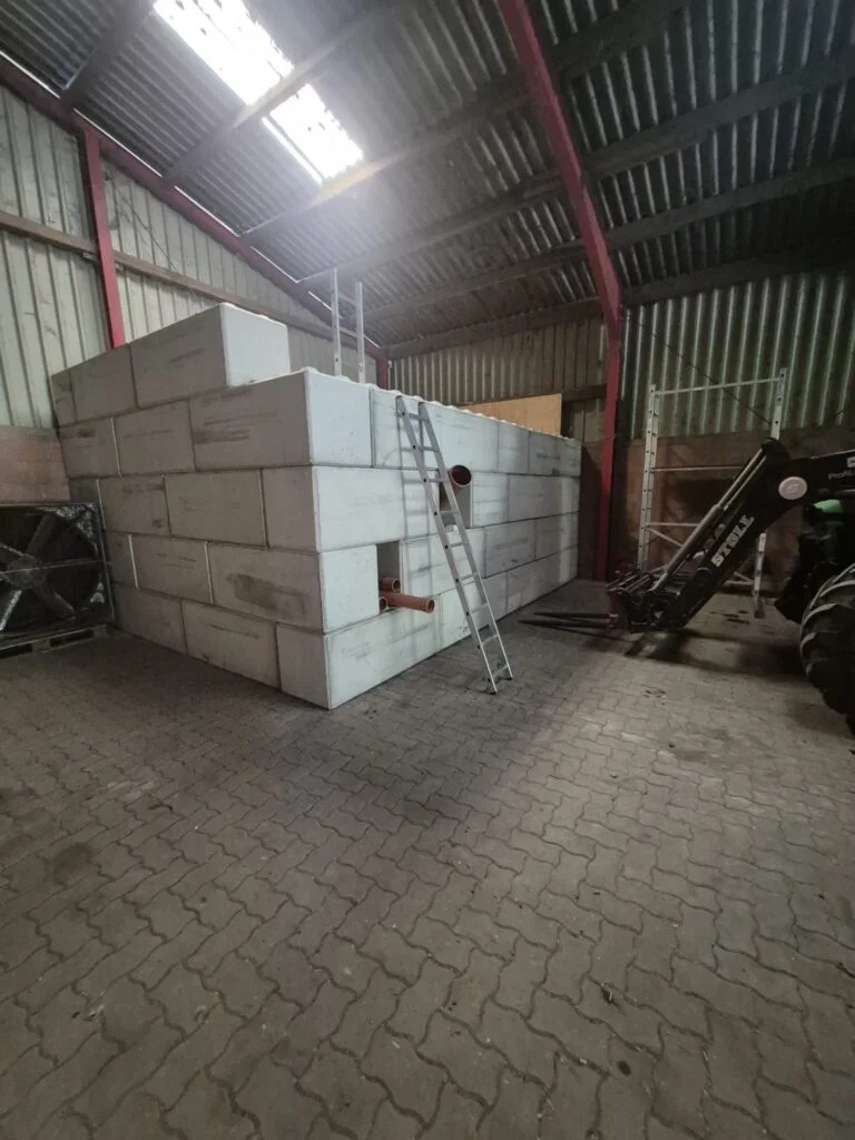 Lagerbox aus Standardblocks in der Halle