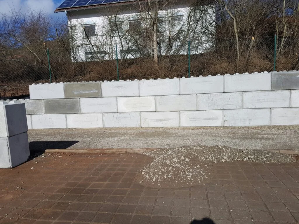 Glatte Wand aus Standardblocks