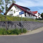 Bepflanzte Böschungsmauer an der Straße