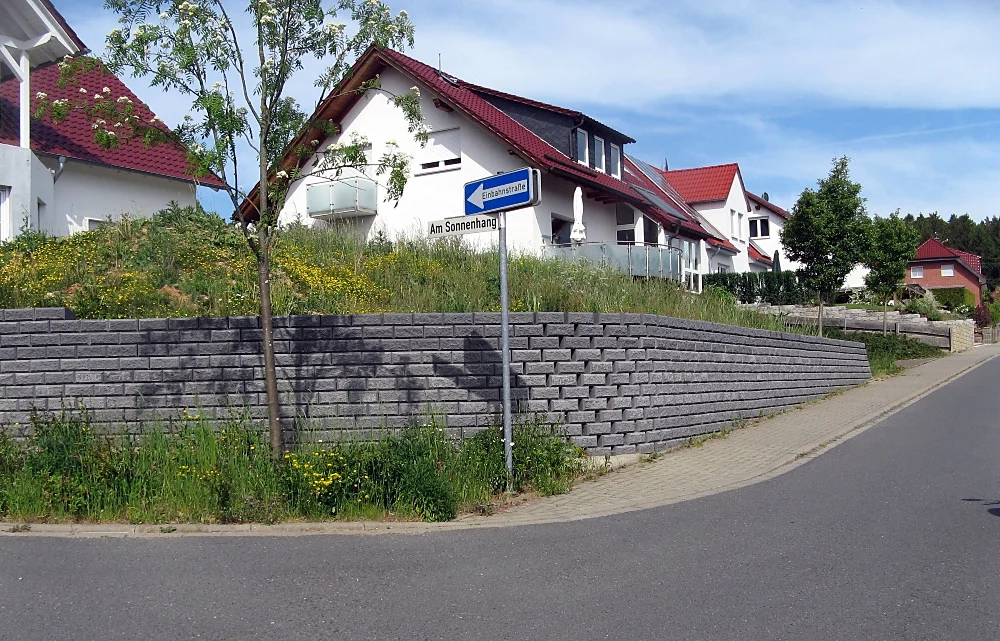 Bepflanzte Böschungsmauer an der Straße