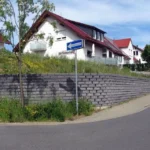 Böschungssteine als begrünte Hangsicherung an der Straße