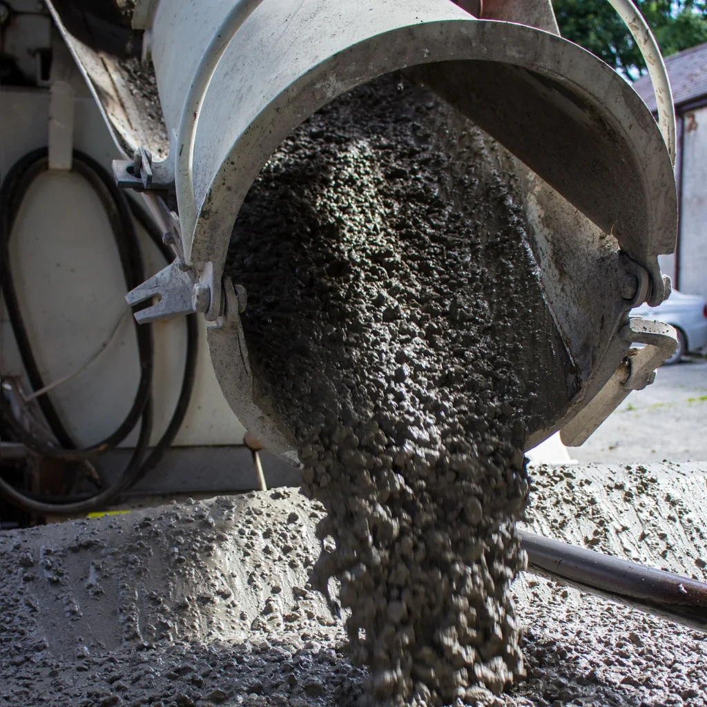 Frischer Beton fällt aus der Mischtrommel