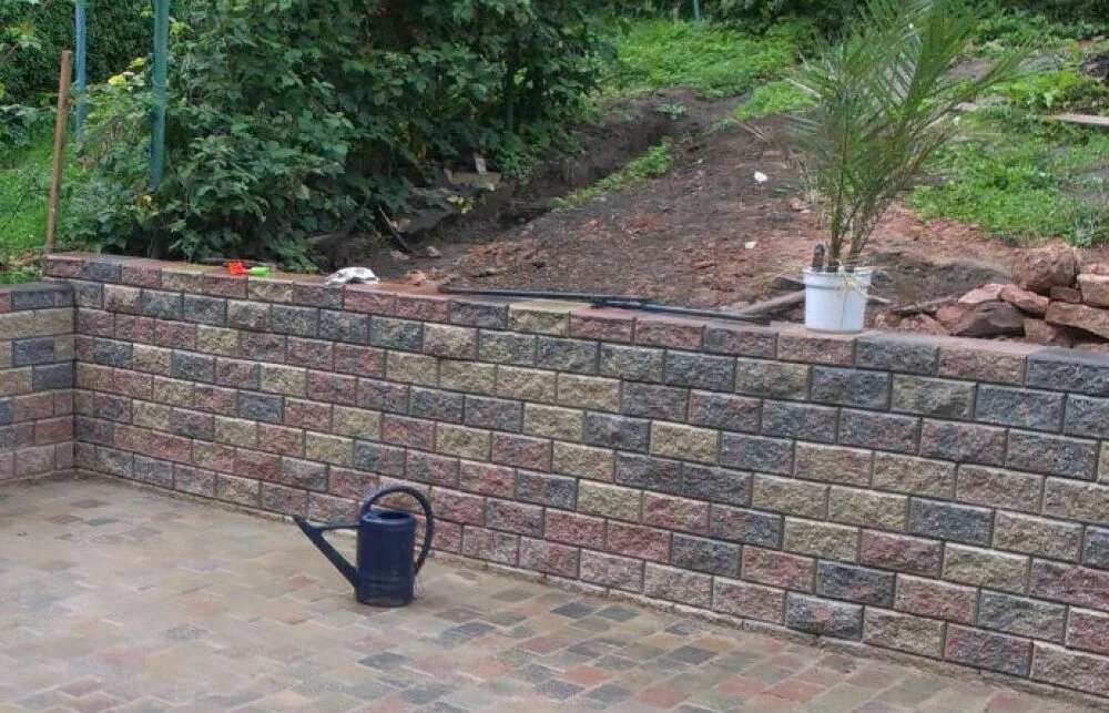 Gardoboss-Mauer mit gespaltener Sichtseite