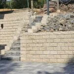 Gardoboss-Mauer in Grau mit Treppe und Pflasterfläche