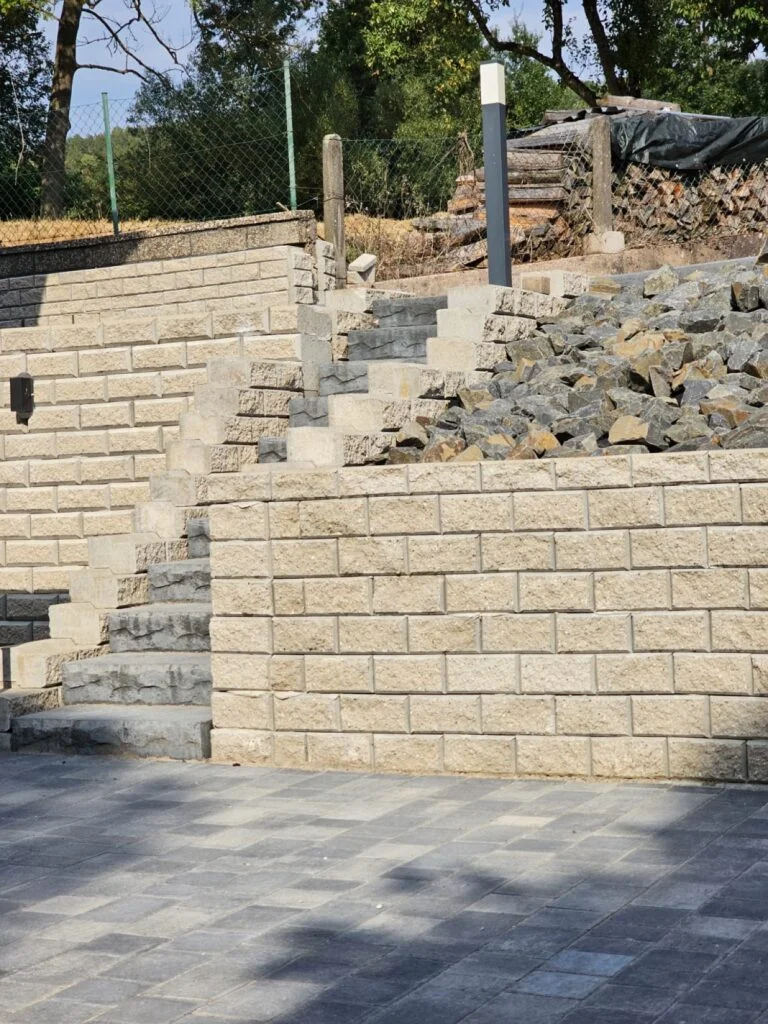 Gardoboss-Mauer in Grau mit Treppe und Pflasterfläche