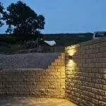 Gardoboss-Mauer in Sandstein bei Abendlicht