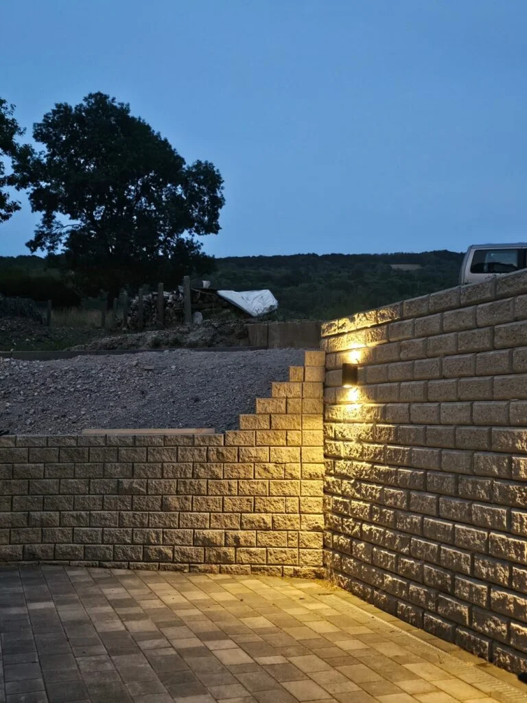 Gardoboss-Mauer in Sandstein bei Abendlicht