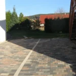 Hoffläche in Herbstlaub