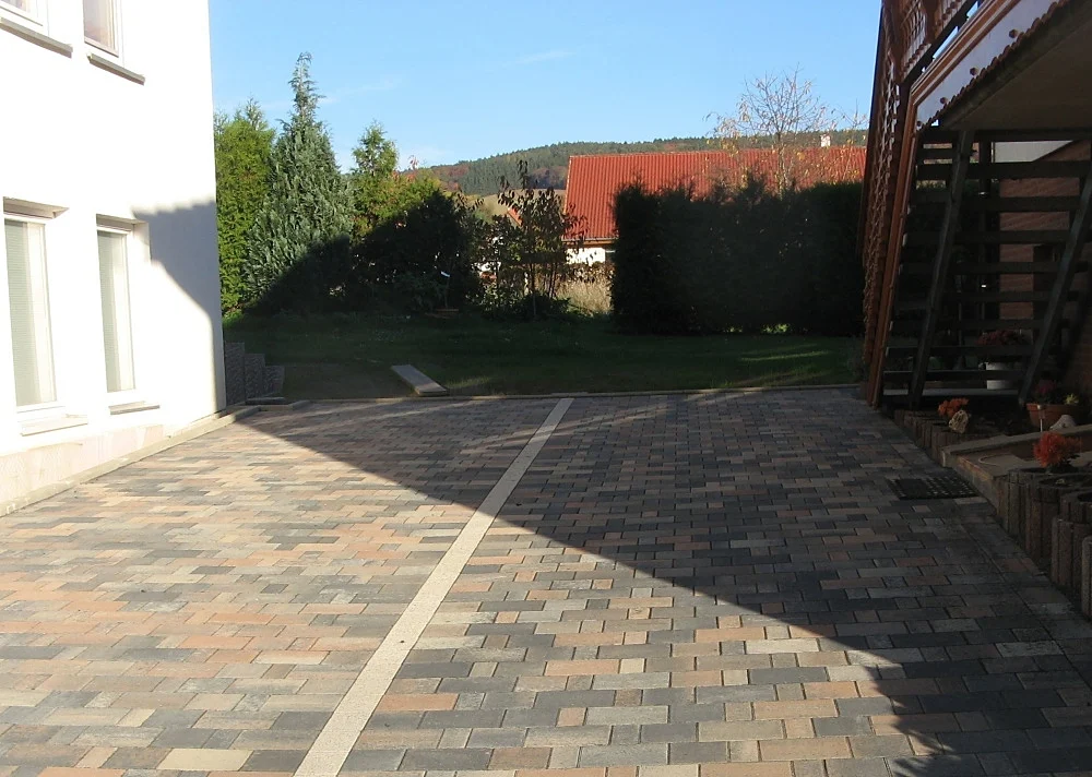 Hoffläche in Herbstlaub