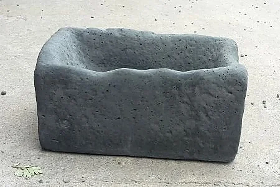 Kleiner Pflanztrog aus Beton