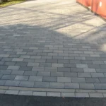 Große sonnige Pflasterfläche