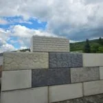 Strukturblocks in Felsenoptik, Anthrazit und Grau, mit glatten Blocks kombiniert