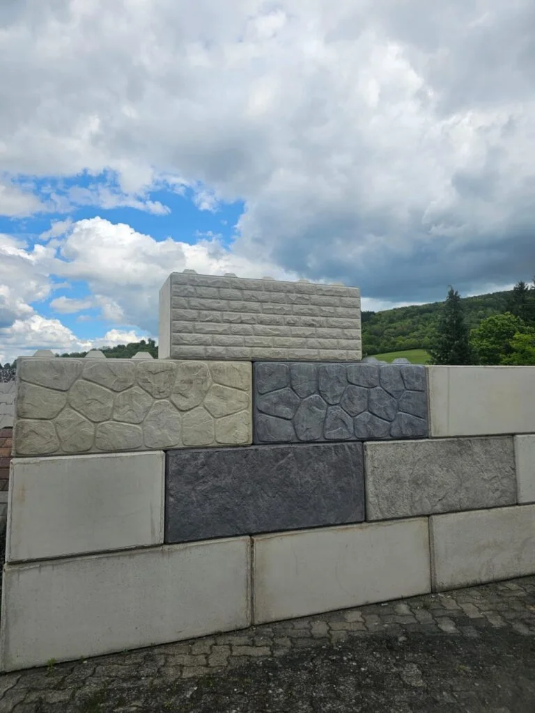 Strukturblocks in Felsenoptik, Anthrazit und Grau, mit glatten Blocks kombiniert