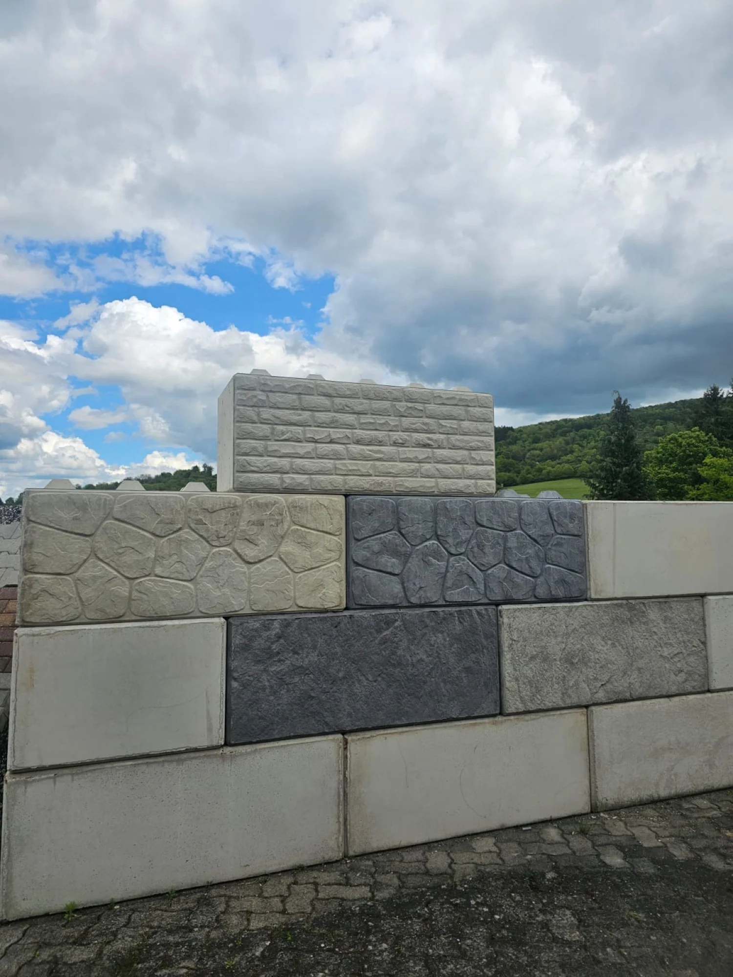 Strukturblocks in Felsenoptik, Anthrazit und Grau, mit glatten Blocks kombiniert