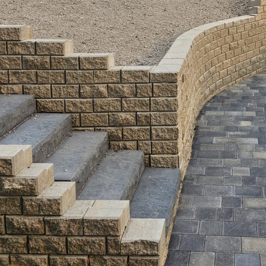 Blockstufen aus Beton neben Gardoboss-Mauer und Pflasterfläche