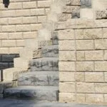 Treppenstufen in der Gardoboss-Mauer, Grau