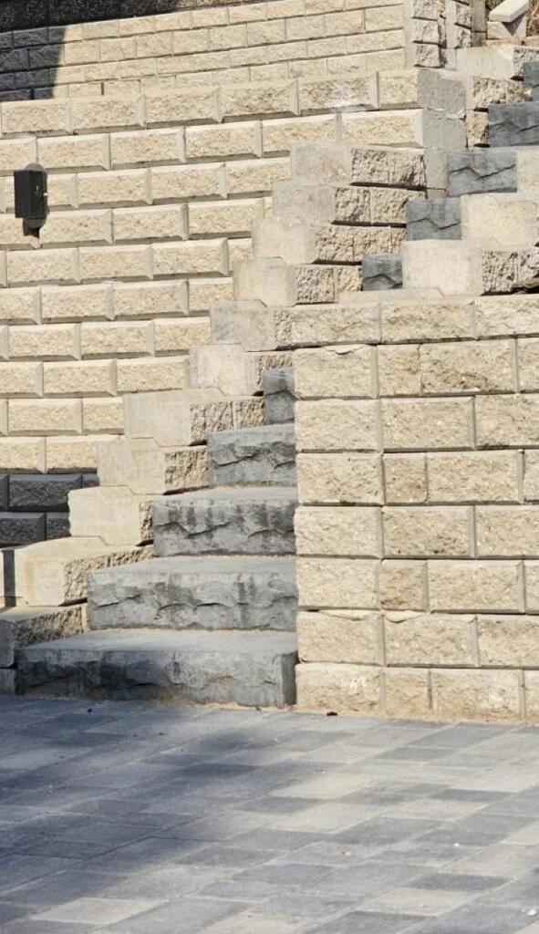 Treppenstufen in der Gardoboss-Mauer, Grau